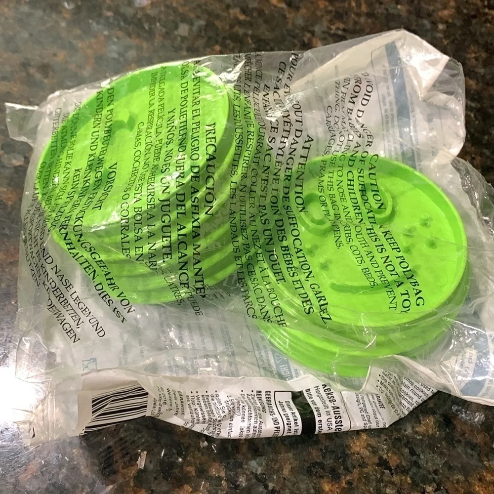 Nwt Pampered Chef Emoji Cookie Cutters set.